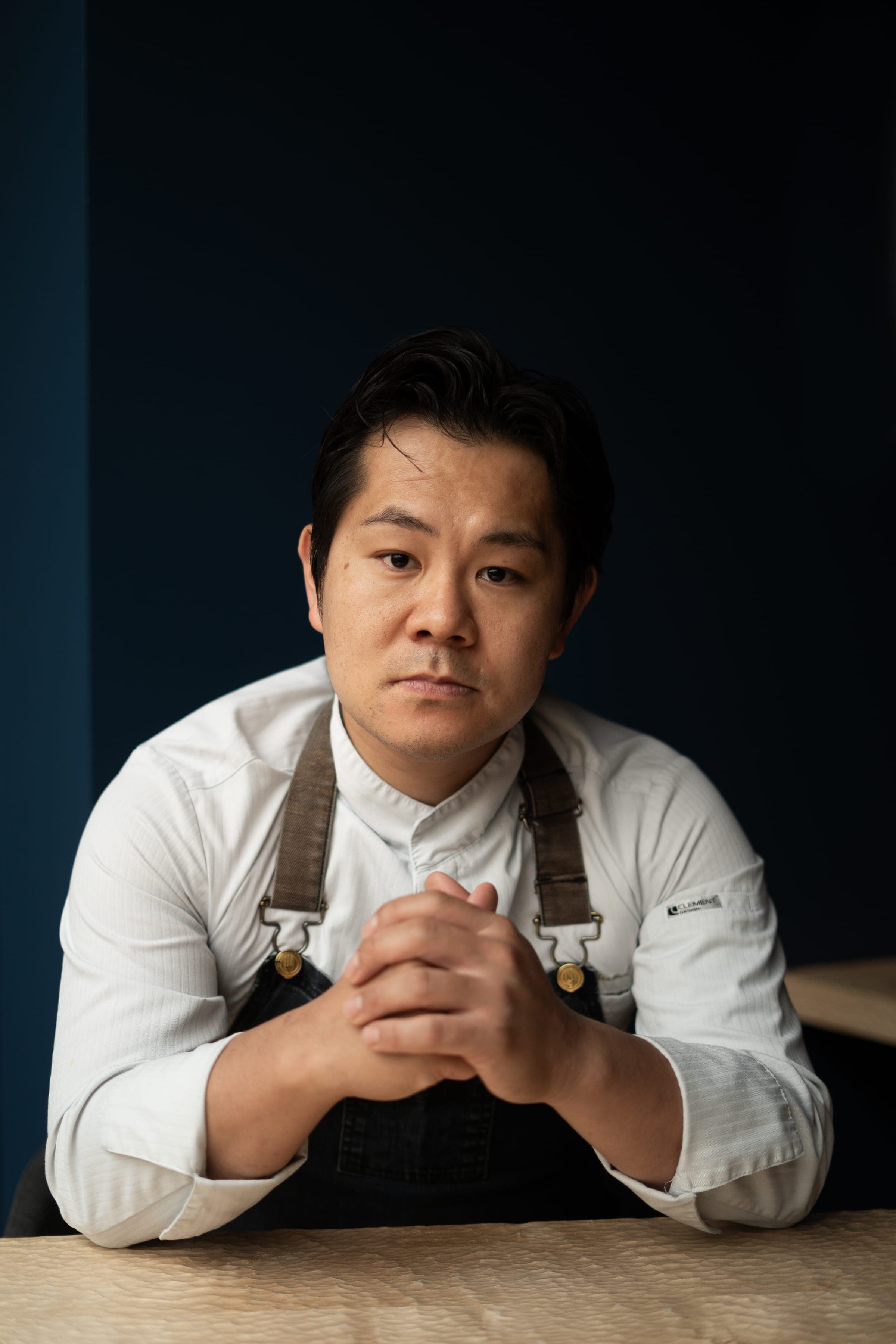 Portrait du chef Ryuichi Utsumi, mains jointes