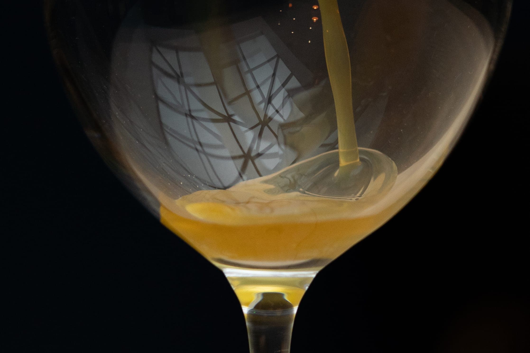 Infusion maison versée dans un verre à pied gravé