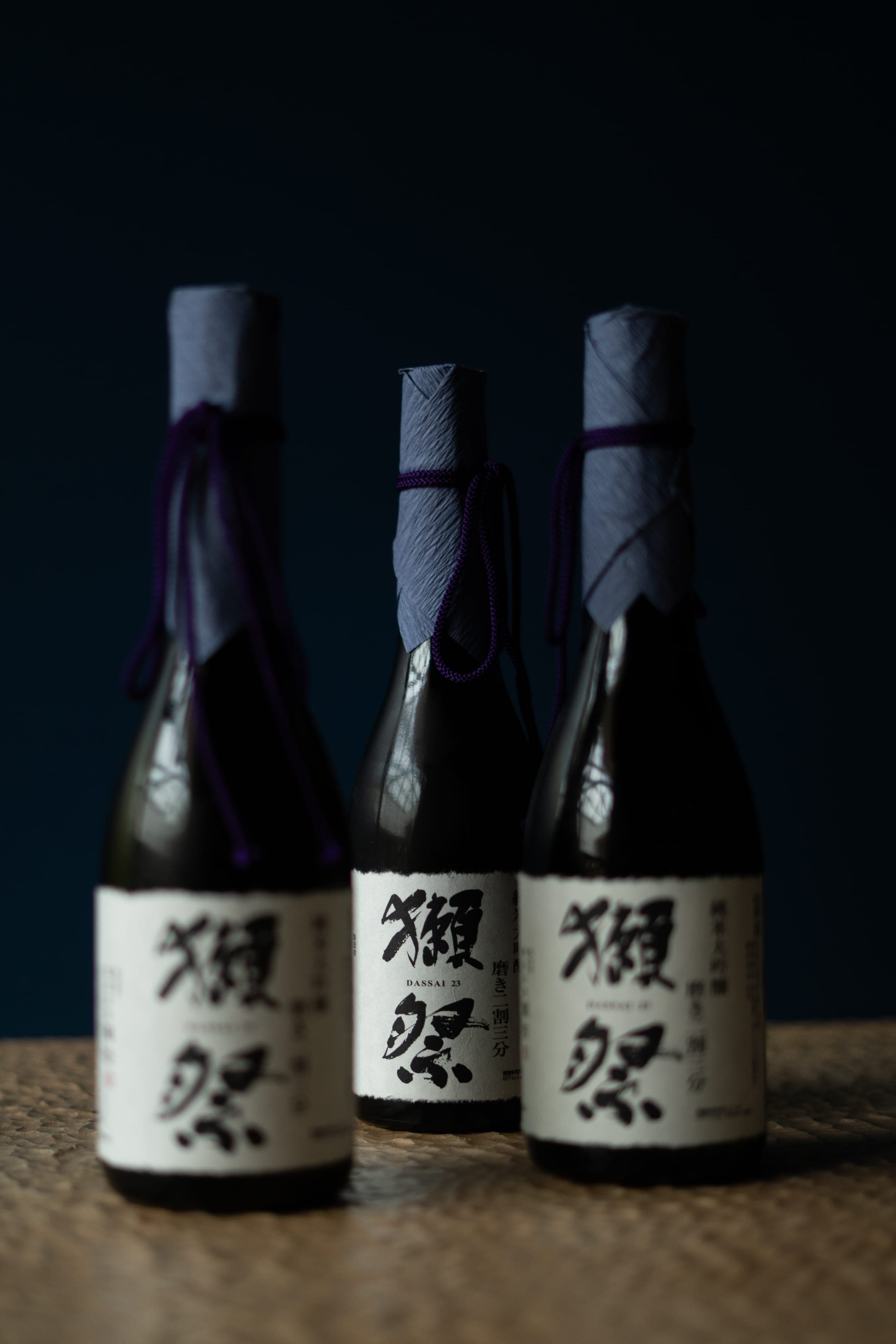 Bouteilles de saké Dassai en gros plan, étiquettes japonaises