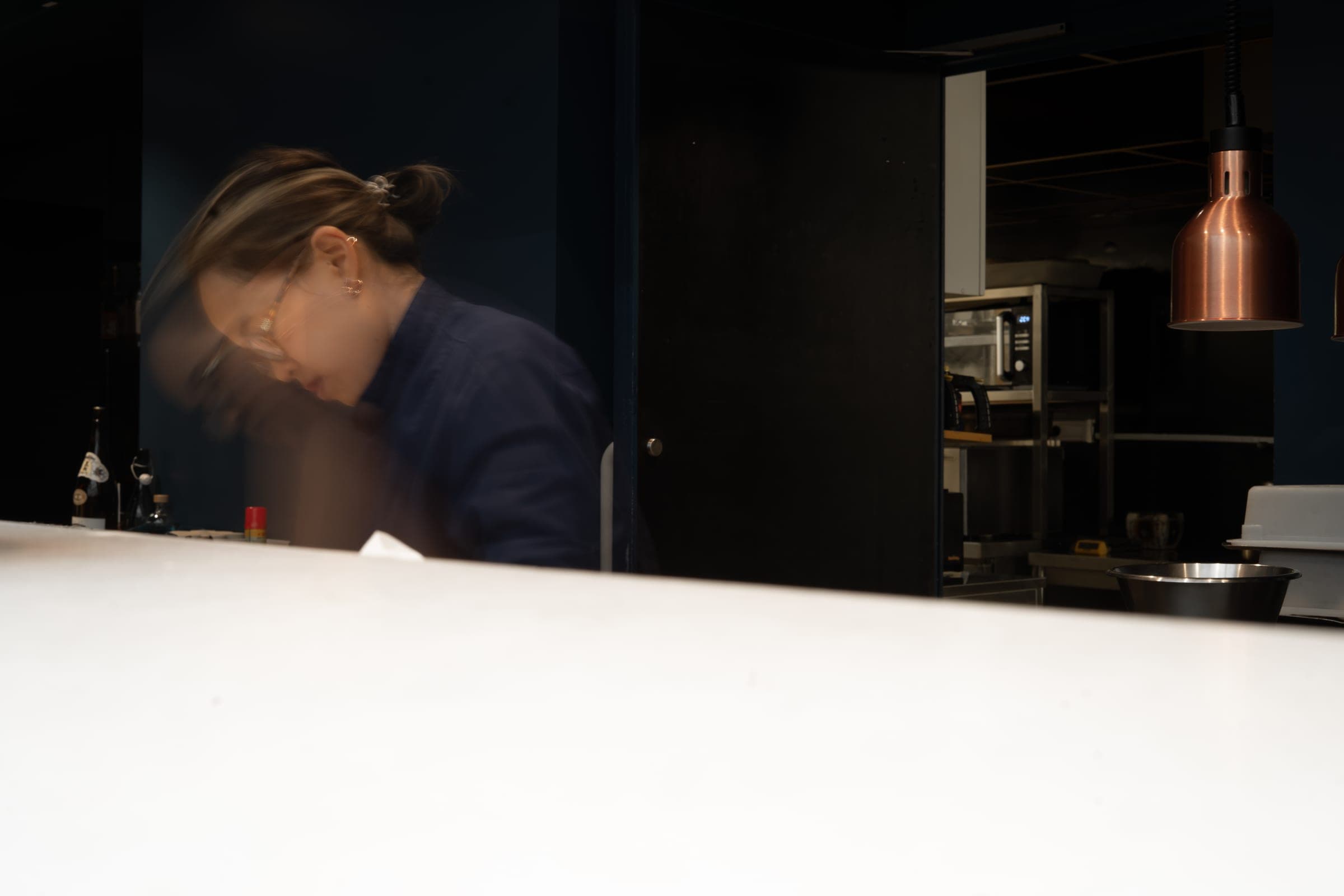L'équipe en plein service dans la cuisine du restaurant ERH