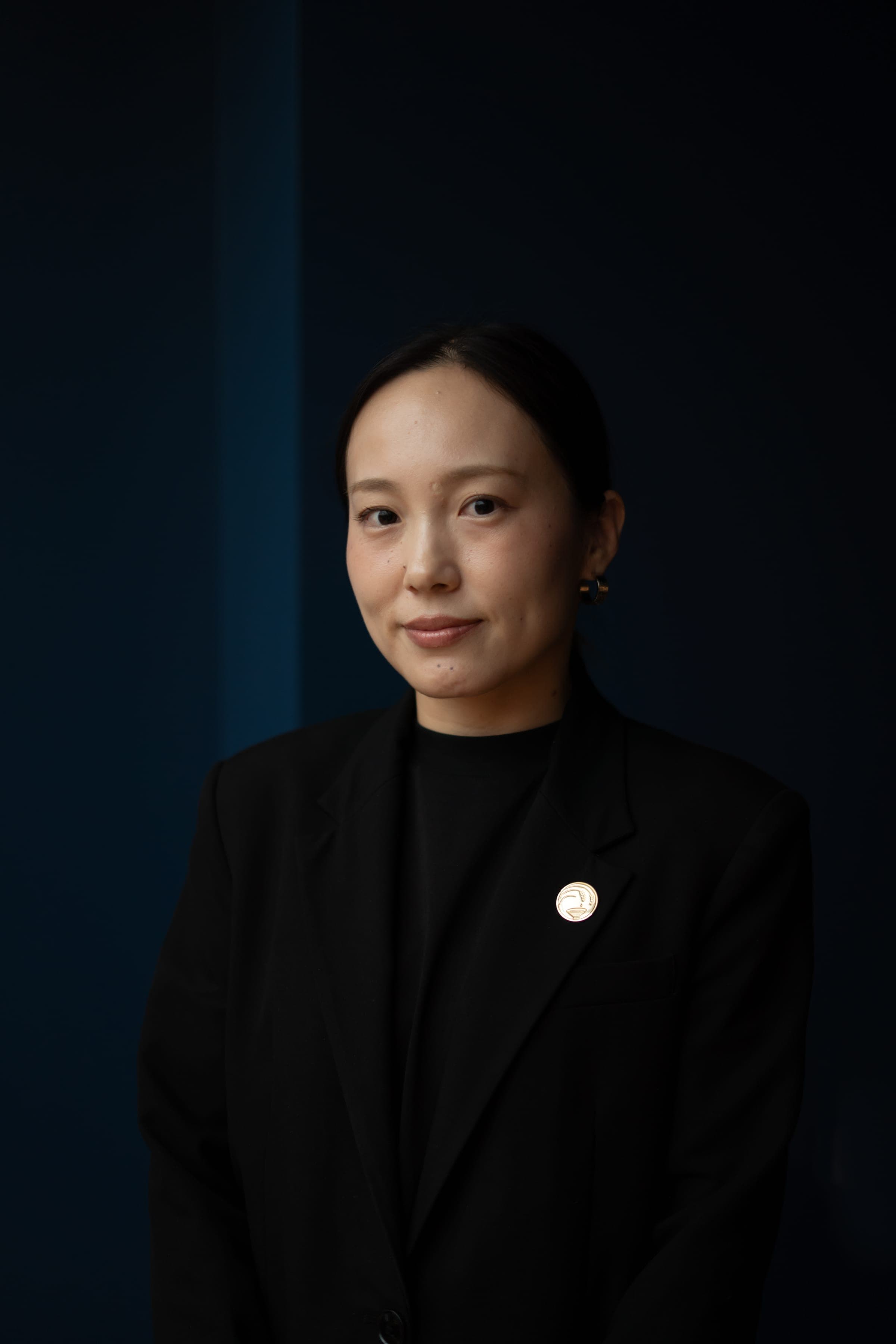 Portrait de Maho Tanabe, sommelière saké du restaurant ERH